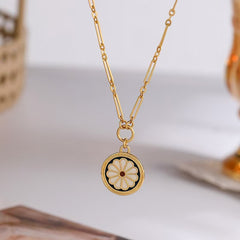 Daisy necklace