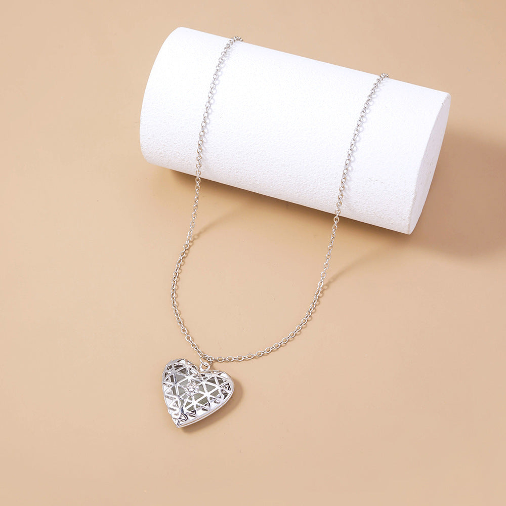 Hollow luminous heart necklace