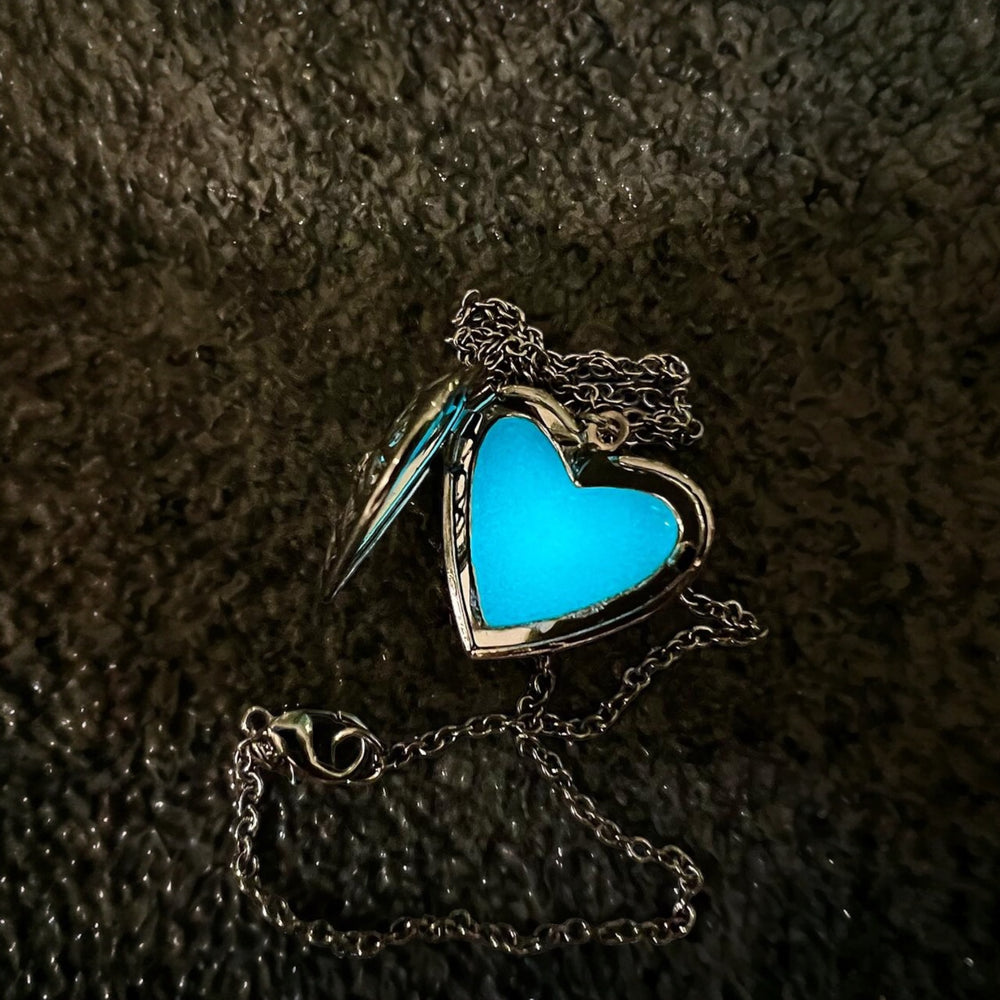 Hollow luminous heart necklace