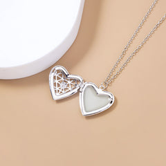 Hollow luminous heart necklace